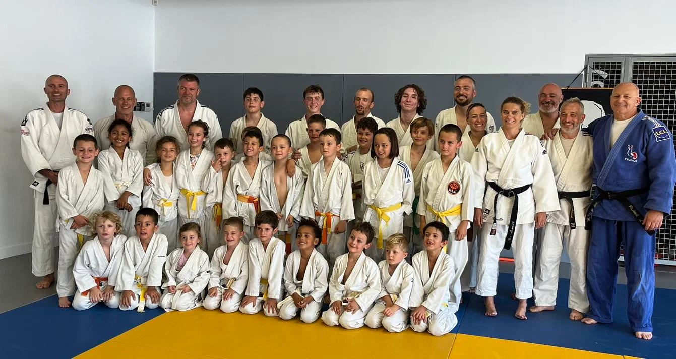 Photo de groupe du Judo Club de Pierrefeu du Var en 2023